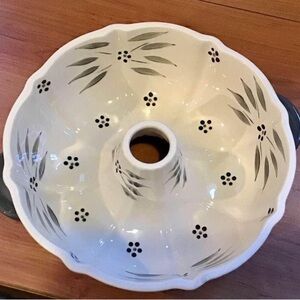 Temptations Black and Cream Ceramic Bundt Pan
